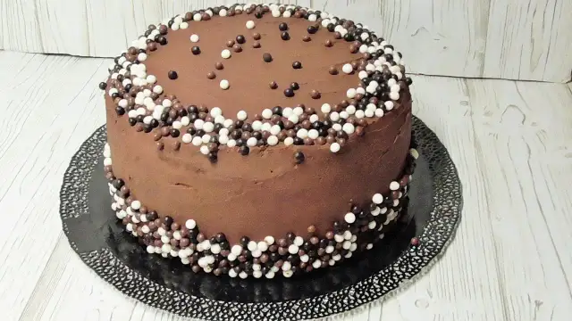 Jak udekorować boki tortu? Proste triki na efekt WOW!