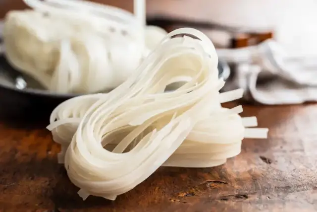 Ile kalorii ma makaron ryżowy? Prawda o IG i diecie!