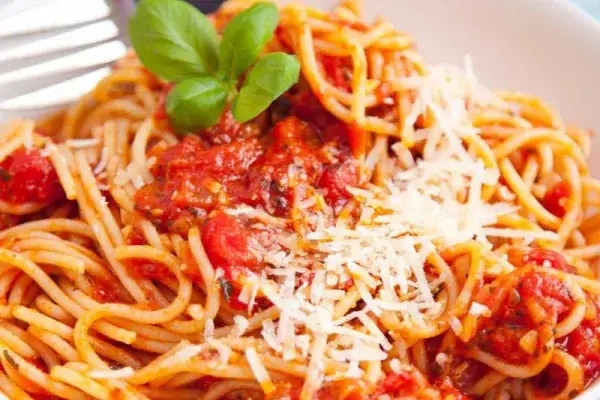 Prosty przepis na spaghetti napoli z passaty, który zachwyci smakiem