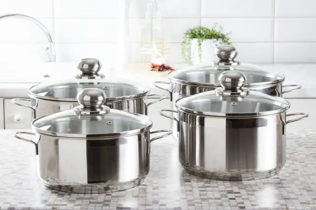 Zmywarka: Jakie garnki są bezpieczne? Nie ryzykuj zniszczeń!