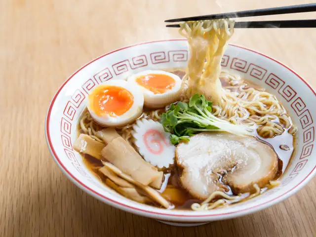 Makaron ramen z czym podać? Odkryj idealne dodatki i buliony