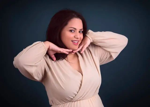 Duży biust? Odkryj triki stylistki, które odmienią Twoje stylizacje!