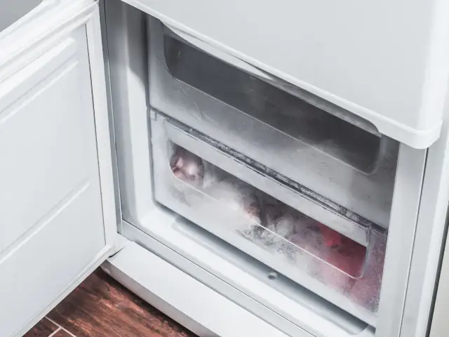 Jak umyć zamrażarkę? Czystość, brak lodu i zapachów krok po kroku.