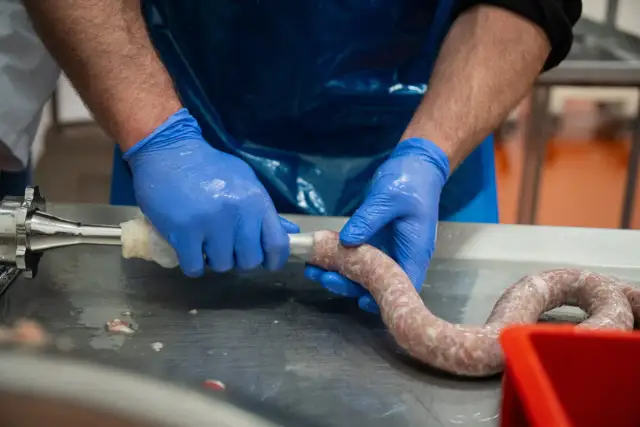 Jak wiązać kiełbasę sznurkiem? Perfekcyjne wędliny krok po kroku