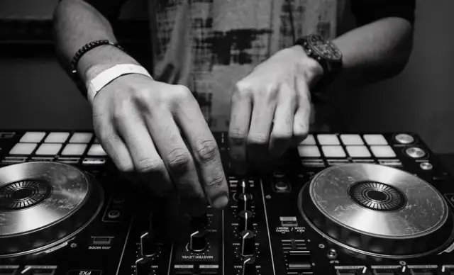 Jak zostać DJ-em w klubie: kluczowe kroki do sukcesu i rozwoju