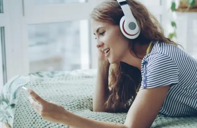 Jak gwiazdy się relaksują: muzyka, memy i trendy na platformach rozrywkowych w Polsce