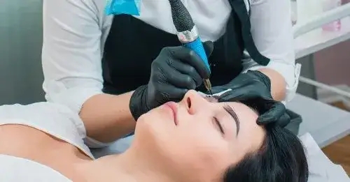 Czy w ciąży można robić makijaż permanentny? Fakty i zagrożenia