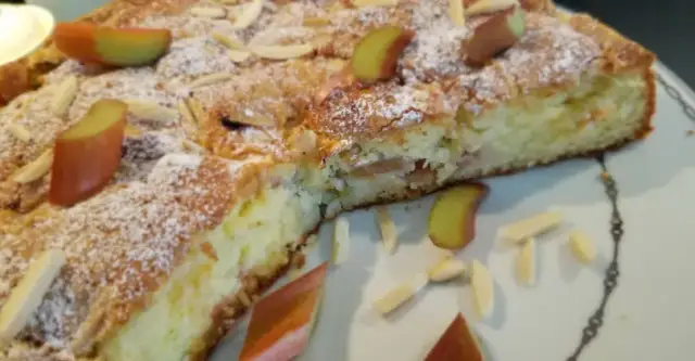 Najlepsze ciasto z rabarbarem i płatkami migdałowymi: prosty przepis krok po kroku