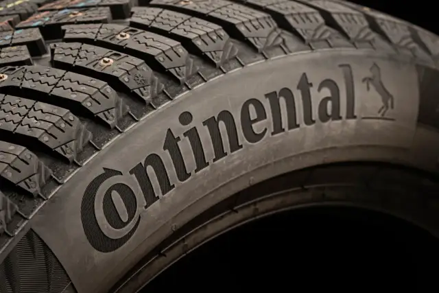 Opona zimowa z kolcami, z napisem Continental. To właśnie ta firma produkuje opony Continental, zapewniając przyczepność na lodzie.