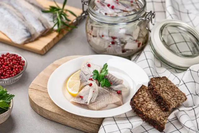 Jak wymoczyć śledzie do sałatki? Koniec z przesolonym smakiem!