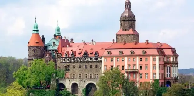 Zamek w Książ: Historia, tajemnice i atrakcje, które musisz poznać