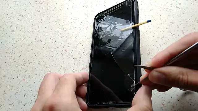 Jak ściągnąć szkło hartowane z aparatu bez uszkodzenia ekranu