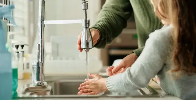 Jaki podgrzewacz wody do mieszkania w bloku – uniknij kosztownych błędów