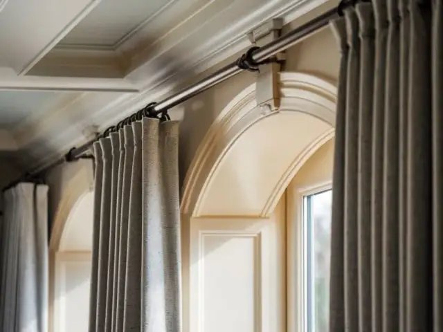 Karnisz ile nad oknem: idealna wysokość dla Twojego wnętrza