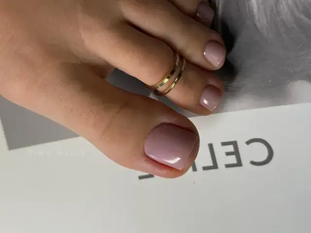 Idealny manicure do złotych butów? Odkryj sekrety stylizacji!