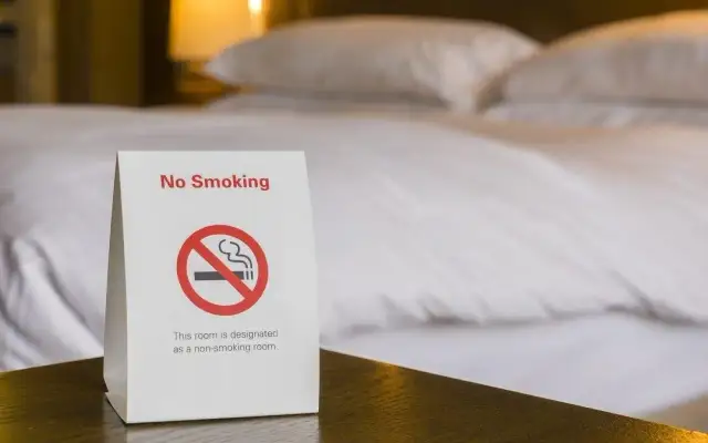 Palenie w hotelu: Dlaczego oszukanie czujnika to zły pomysł?