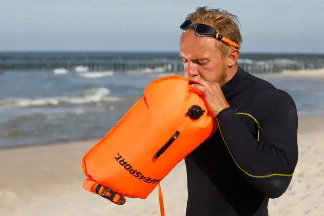 Bojka asekuracyjna: Jak wybrać idealną i pływać bezpiecznie?