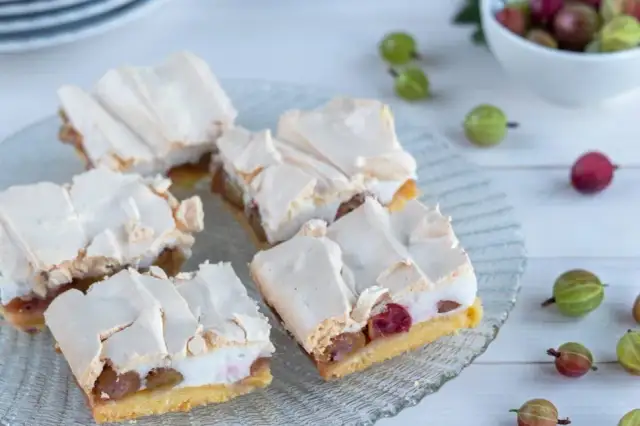 Prosty przepis na ciasto z agrestem i bezą – deser, który zachwyci każdego