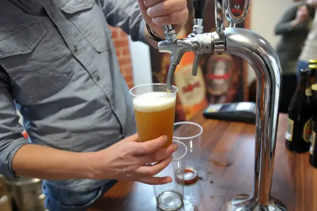 Jak powstaje piwo bezalkoholowe? Poznaj procesy i technologie