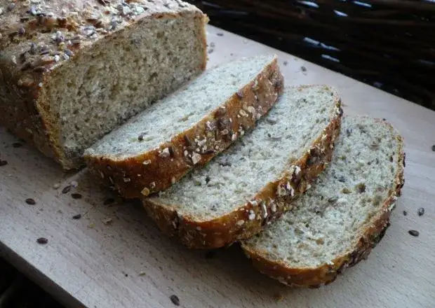 Przepis na zdrowy chleb z maszyny - łatwy sposób na pełnoziarnisty smak