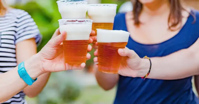 Po jakim czasie można prowadzić po piwie? Sprawdź, zanim wsiądziesz za kółko