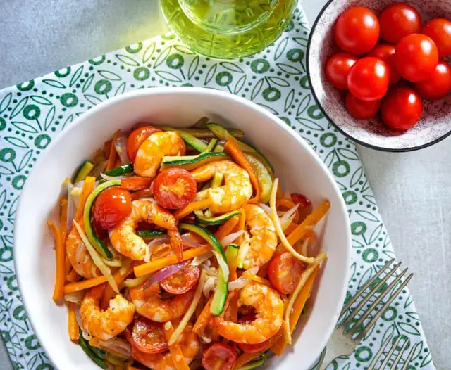 Delicioso wok de verduras con gambas: receta fácil y saludable