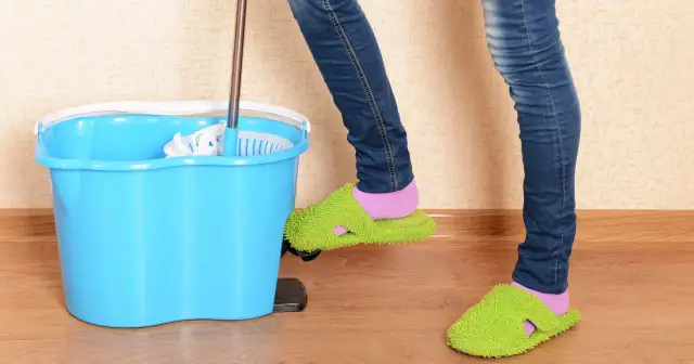 Jaki mop do płytek? Wybierz idealny i zapomnij o smugach!