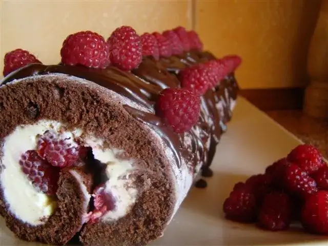 Luksusowy deser – rolada czekoladowa z mascarpone, pyszny i elegancki