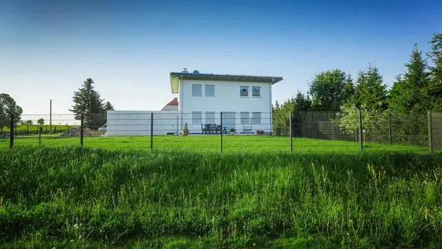 Siatka czy panele cena – które ogrodzenie wybrać bez zbędnych wydatków?