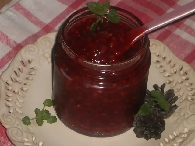 Słoik domowej frużeliny z malin, idealny na deser. Prosty przepis, jak zrobić frużelinę z malin, by cieszyć się latem przez cały rok.