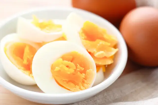 Jajko dla psa: czy można podawać? Bezpieczne formy i dawkowanie