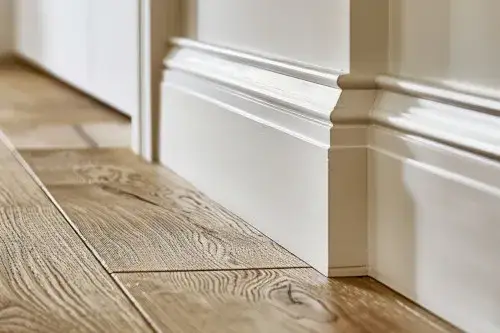 Jakie listwy do drewnianej podłogi wybrać, aby uniknąć błędów?