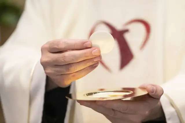 Kto przyjmuje komunię na sposób wiatyku w obliczu śmierci?