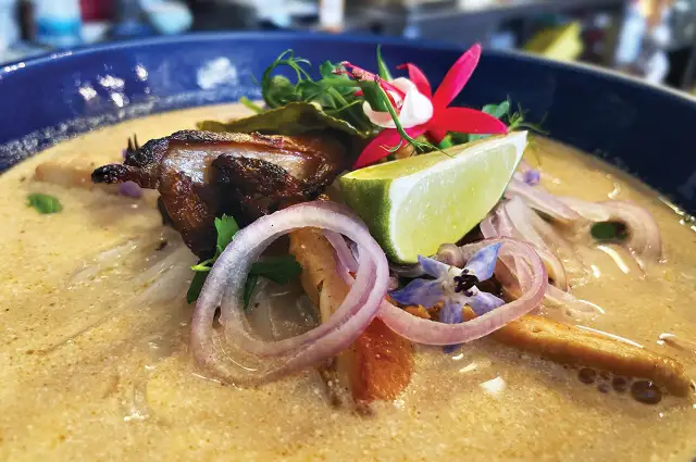 Tajska zupa kokosowa: co zamiast trawy cytrynowej i galangalu?