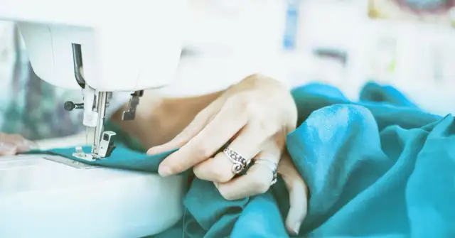 Ile kosztuje uszycie bluzy w szwalni? Pełna kalkulacja krok po kroku