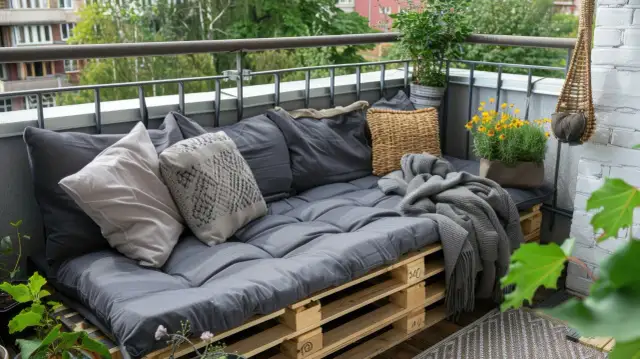 Oparcie z palet pod kątem: Komfort na balkonie krok po kroku