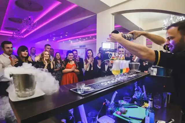 Ile kosztuje barman na wesele? Ceny i usługi - poznaj fakty