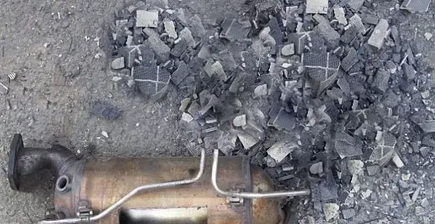 Czy po wycięciu DPF auto kopci? Skutki usunięcia filtra dla silnika
