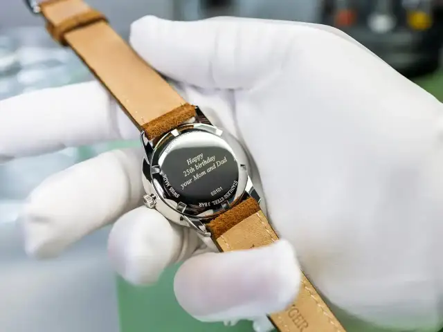 Zegarek damski z grawerem: Jak wybrać i co wygrawerować?