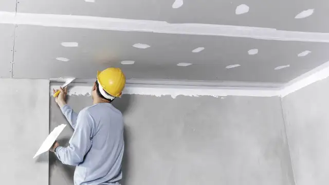 Jak wyciszyć sufit w bloku - skuteczne metody na hałas z góry