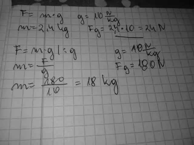 Ręcznie pisane wzory fizyczne na kratkowanym papierze, w tym F=m*g i obliczenia.