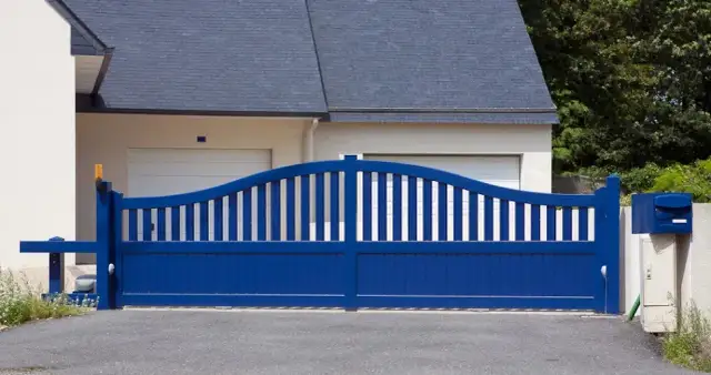 Podjazd z drogi publicznej: Jak zbudować legalnie i trwale?