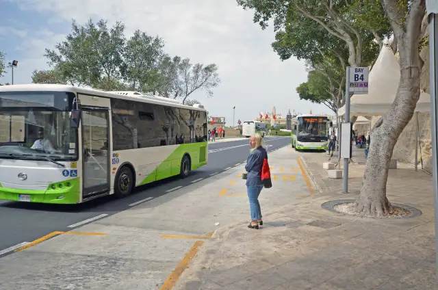 Lotnisko na Malcie - Jak sprawnie dojechać do hotelu? Ceny i trasy