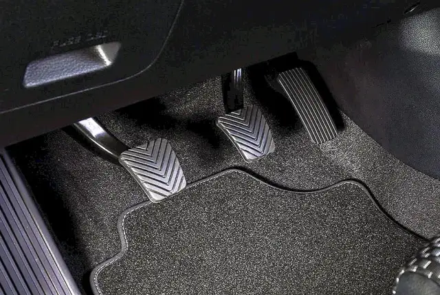 Objawy uszkodzonej sprężyny pedału sprzęgła – nie ignoruj tych sygnałów