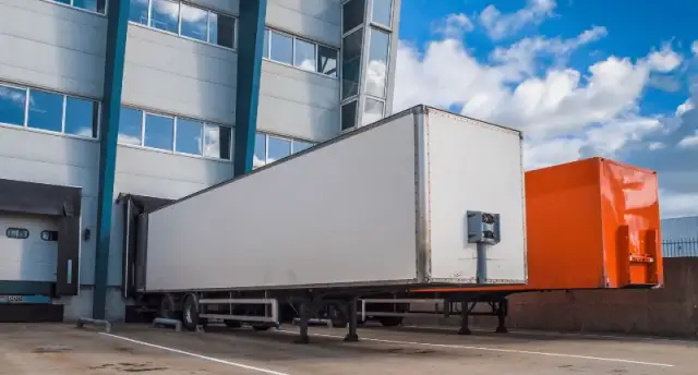 Ile może wystawać ładunek z naczepy? Oto kluczowe przepisy i wyjątki