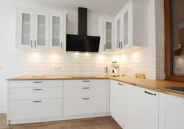 Biała kuchnia z drewnianym blatem: Wybierz idealny kolor ścian!