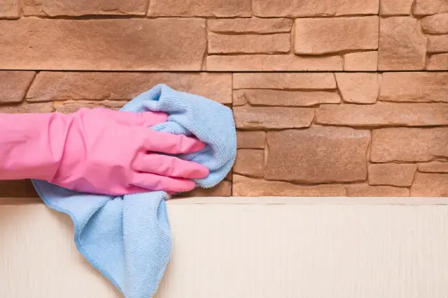 Jak czyścić kamień dekoracyjny na ścianie? Skuteczne metody i porady
