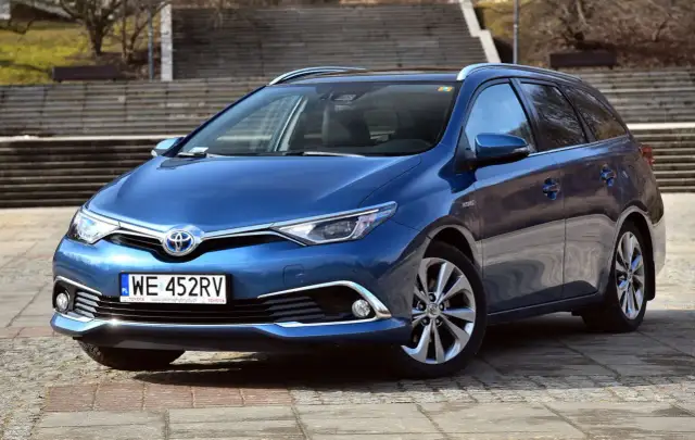 Niebieska Toyota Auris Hybrid. Jak odpalić ten samochód? Zobacz przód auta z tablicą rejestracyjną WE 452RV.