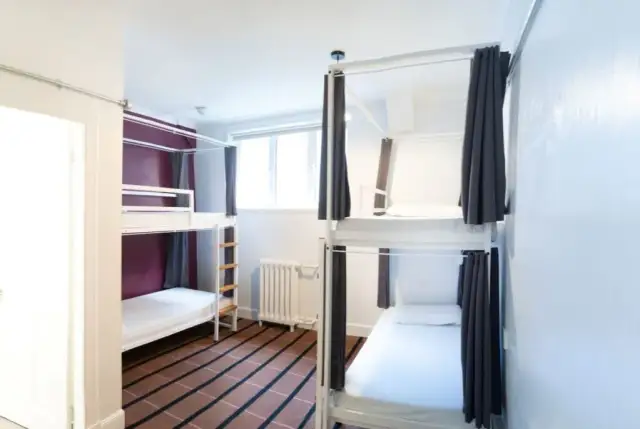 Hotel a hostel: Czym się różnią? Wybierz idealny nocleg!