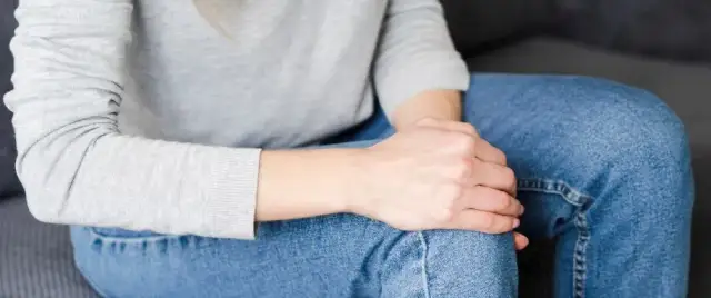 Ból kolana przy zginaniu: przyczyny, domowe leczenie i kiedy do lekarza
